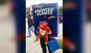 Un papa et son bébé déguisés en boite de Frosties - Et le tigre est en toi!!!