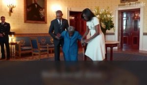 Une dame de 106 ans danse de joie en rencontrant le coupe Obama