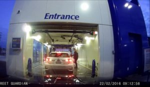 Un conducteur a un gros souci dans un Car Wash