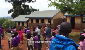 L’impressionnante réaction d’enfants africains qui découvrent un drone pour la première fois !