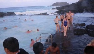 Une vague géante surprend les baigneurs d'une piscine naturelle