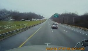 Un idiot tente de faire un demi-tour sur l'autoroute et va le regretter