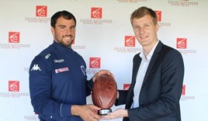Jonathan Wisniewski reçoit le trophée de l'Homme du Match FCG-Castres