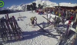 Une femme se vautre lamentablement en ski