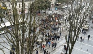 Les jeunes manifestent cours des 50 otages à Nantes
