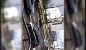 Mexique: Un panneau publicitaire d'une tonne s'effondre sur des voitures - Regardez