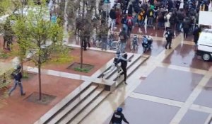Un policier fait un plaquage musclé à la nuque sur un manifestant à Lyon