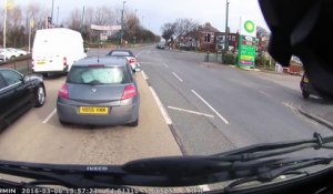 Un motard pense qu'il hallucine en passant un carrefour