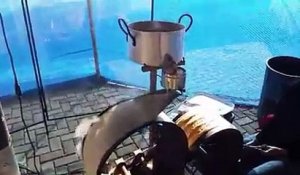 Une surpenante machine faite maison confectionne des crêpes en continu