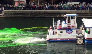 La rivière Chicago se colore de vert pour la Saint-Patrick