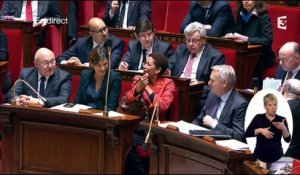 Michel Sapin s'amuse avec ses chaussettes rouges en pleine séance à l'Assemblée Nationale