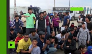 De jeunes réfugiés implorent de l’aide à la frontière gréco-macédonienne