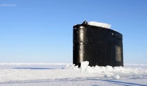 Quand un sous-marin émerge des glaces de l'Arctique