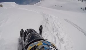 Un homme en motoneige surpris par une énorme avalanche !