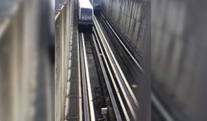 Des jeunes balancent des chaises sur les rails du métro à Rennes