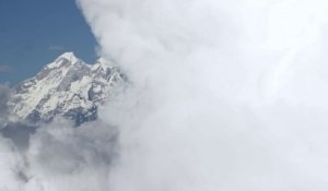 L'Everest et les montagnes de l'Himalaya filmées en drone! Superbes images !