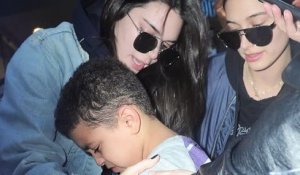 Kendall Jenner le da un gran recuerdo a niño llorando