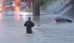 Inondations à Houston: un reporter de la télévision locale sauve un homme en direct