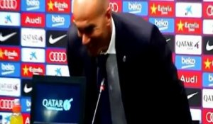 Zidane colle ses chewing-gums sous la table