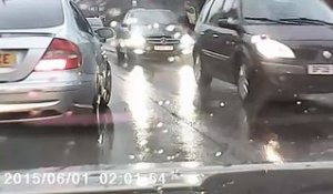 La formidable réaction d'un conducteur coincé à cause d'un bus en panne