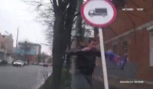 Un piéton se prend un méchant KO par un panneau de signalisation