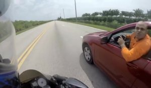 Un automobiliste fou prend en chasse un motard après un Road Rage