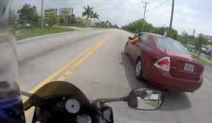 Une moto poursuivie sans raison par un chauffard en bagnole sur l'autoroute