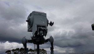 Il construit un vrai véhicule Star Wars dans son jardin ! Maquette de l'AT-ST - Le retour contre attaque - AT ST Walker