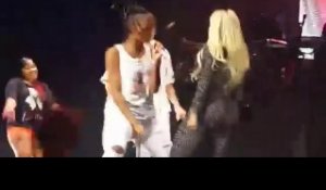 Un fan vole la vedette à Nikki Minaj sur sa propre scène