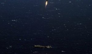 Une fusée atterrit sur une barge en pleine mer