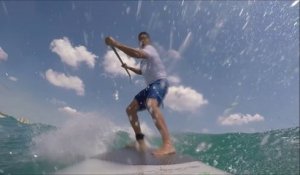 Un surfeur en Paddle se prend un Requin dans une vague sur sa planche !