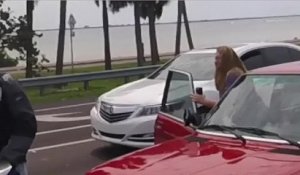 Une femme sort un flingue lors d'un road rage pour calmer les esprits