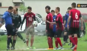Football : Une embrouille éclate pour une flaque d'eau sur un pénalty