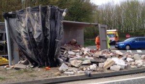 Camion sur le flanc, gravats sur la chaussée à Genappe