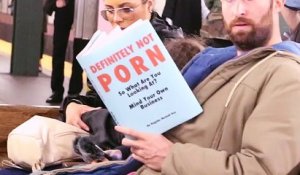 Lire des livres embarrassants dans le métro