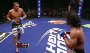 Un combattant UFC déclenche un coup de pied de ninja et surprend son adversaire