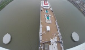 Le paquebot Braemar passant sous le pont Chaban Delmas de Bordeaux filmé d'en haut