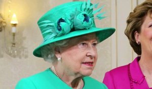 Deux minutes de chapeaux de la reine d'Angleterre