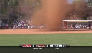 Une tornade balaye un terrain de Baseball en plein match