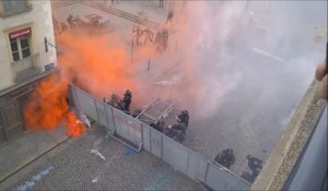 Explosion d'un cocktail molotov près de CRS lors d'une manifestation à Rennes