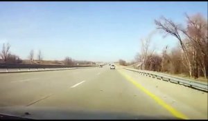 Changer sa roue en plein milieu de l'autoroute au Kazakhstan