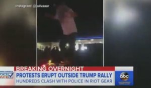 Donald Trump : Des manifestants perturbent son meeting et attaquent les forces de l’ordre (vidéo)