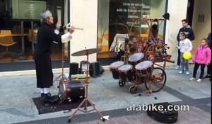 Il jongle tout en faisant de la batterie. Un artiste de rue bourré de talent