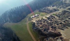 La ville de Fort McMurray détruite par l'incendie filmée par hélicoptère