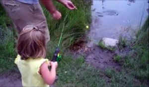 Une fillette peche son premier poisson et se barre en courant tellement elle a peur