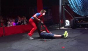 Un spectateur mis KO par un clown de cirque - Lui il est traumatisé à vie!