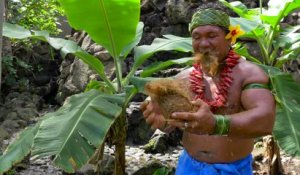 Ce chef de tribu nous dévoile une méthode sans failles pour casser une noix de coco