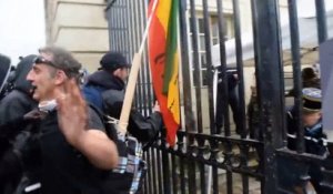 Paris - Les images des casseurs qui attaquent les gendarmes et qui révoltent les Français - Regardez