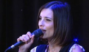 Corentine Collier de la troupe Résiste chante "Papillon de nuit" en live