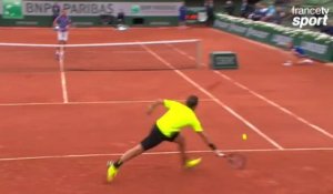 Enorme passing de Wawrinka du bout de sa raquette !